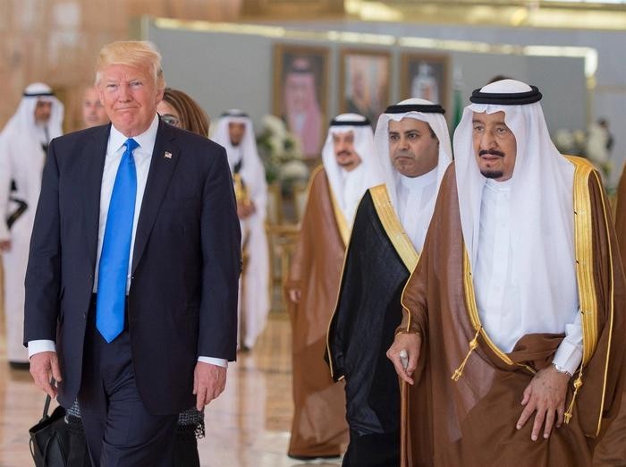 Il re Salman ha accolto il suo ospite stringendo la mano di Trump