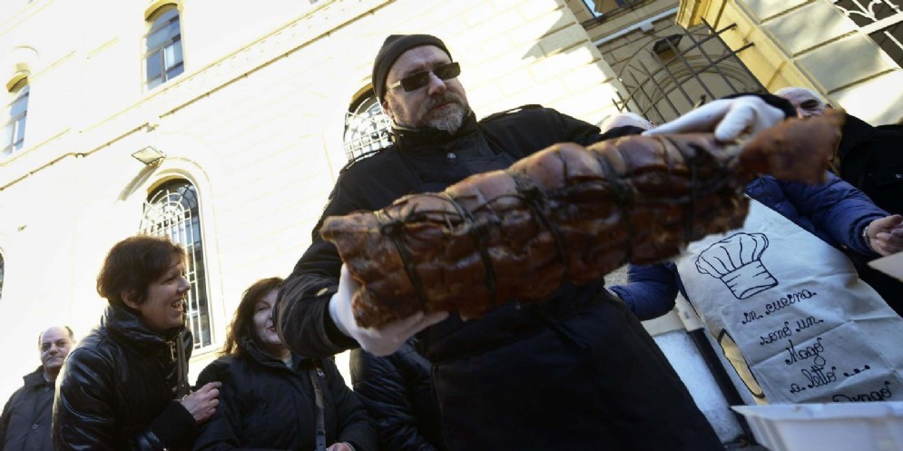 Banchetto a base di porchetta per protestare contro la moschea