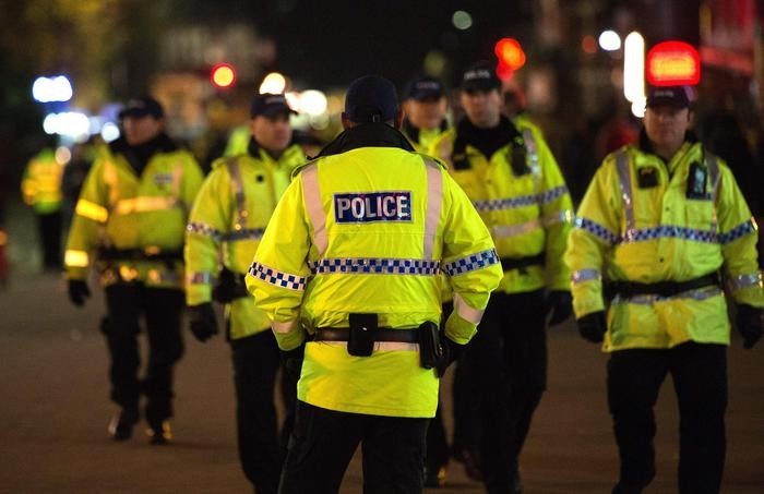 Poliziotti inglesi sul luogo dell'attentato