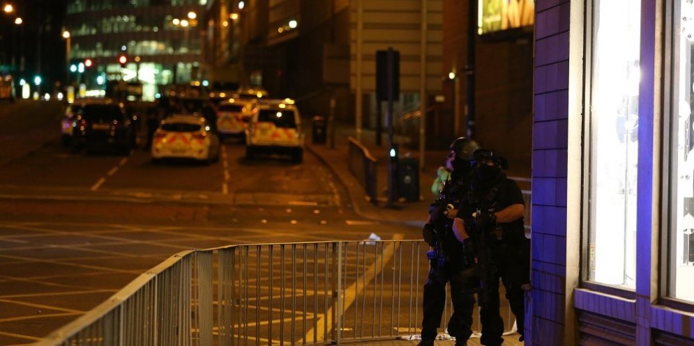 Forze di polizia nei pressi dell'Arena di Manchester, il luogo della strage
