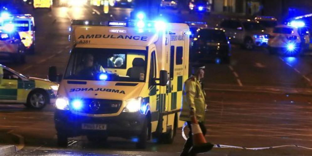 Manchester, esplosione al concerto della popstar Ariana Grande: «Morti e feriti»