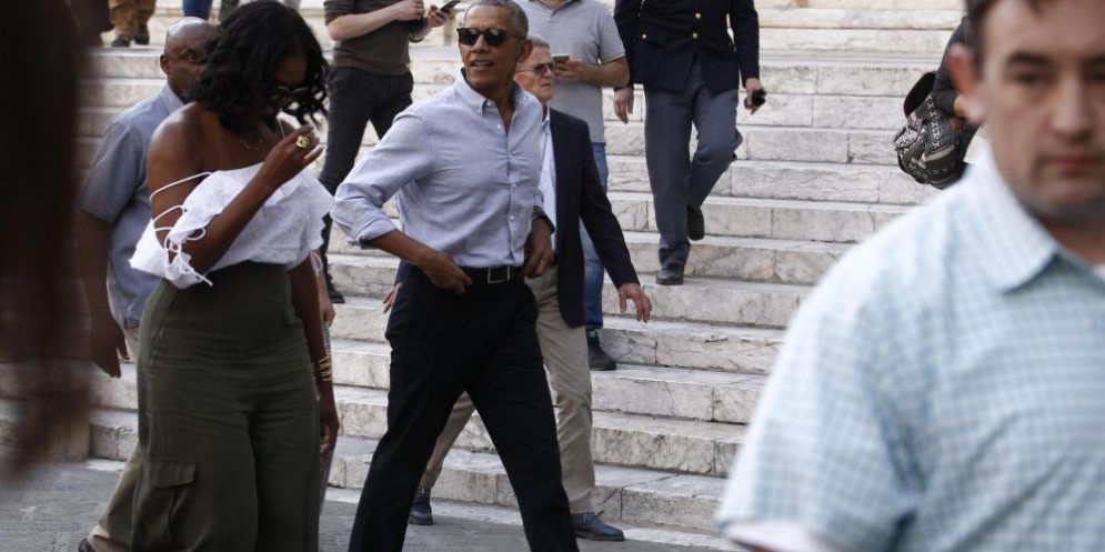 Barack e Michelle Obama passeggiano per le vie di Siena