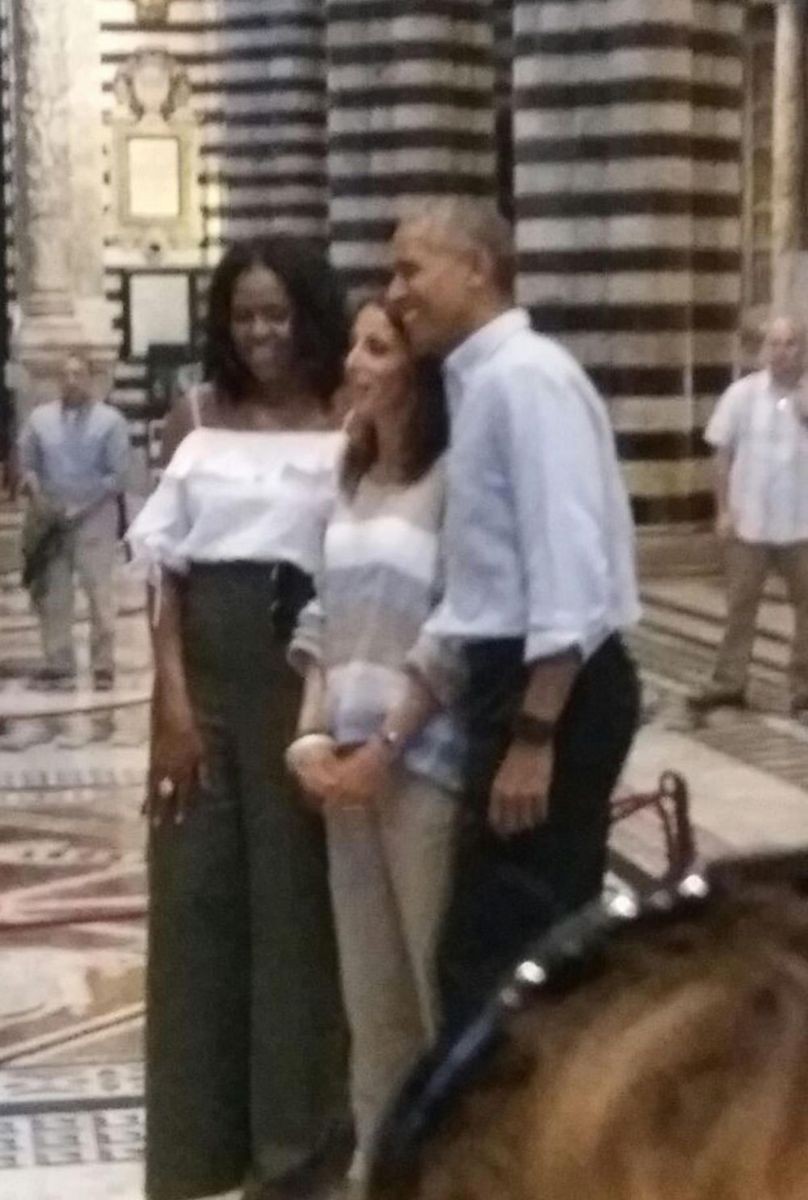 Barack e Michelle Obama concedono una foto a una turista