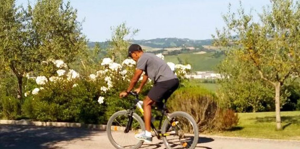 L'ex presidente Obama in mountain bike per le campagne toscane