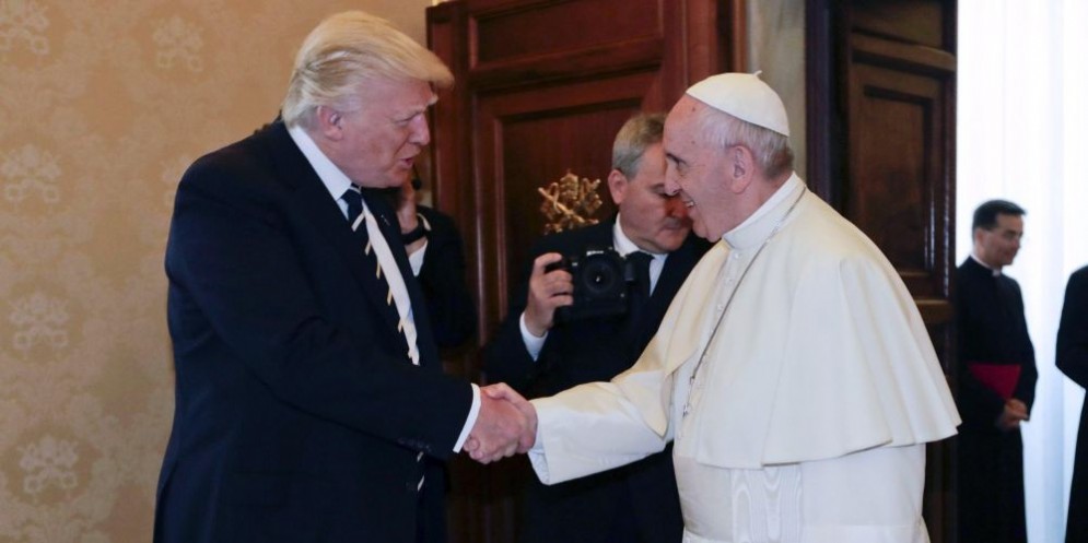 La stretta di mano tra Donald Trump e Papa Francesco