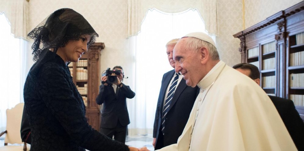 La First Lady Melania Trump stringe la mano a Papa Francesco