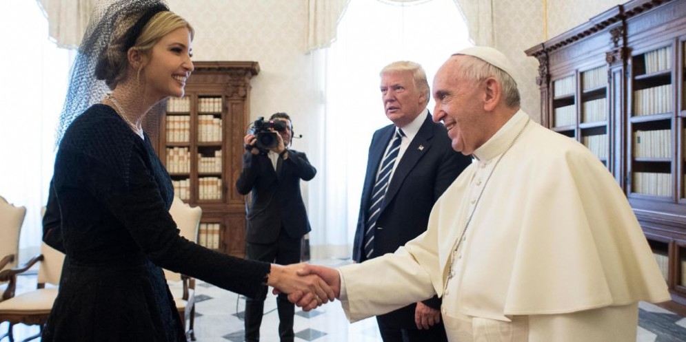 Ivanka Trump stringe la mano a Papa Francesco