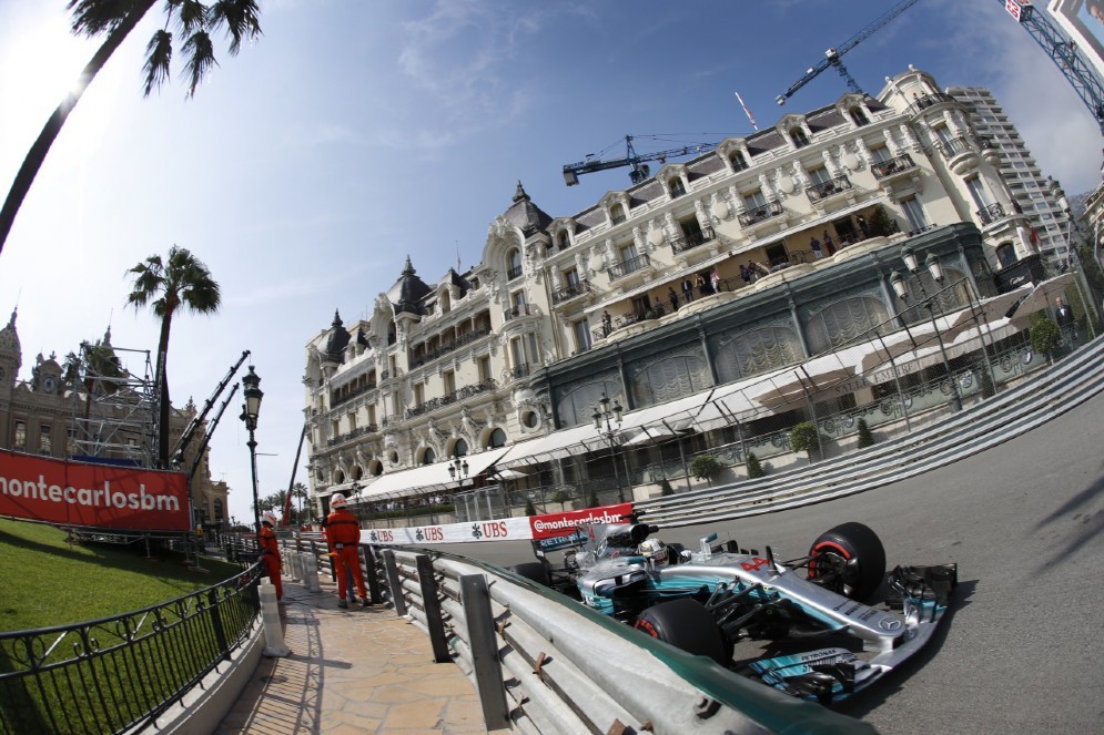 Il campione anglo-caraibico in azione sulla pista del Principato di Monaco