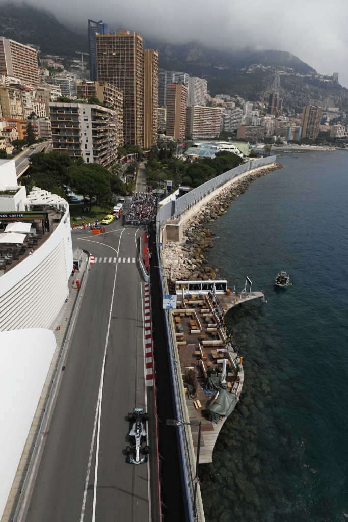 Una vista dall'alto della Mercedes di Hamilton sul circuito cittadino