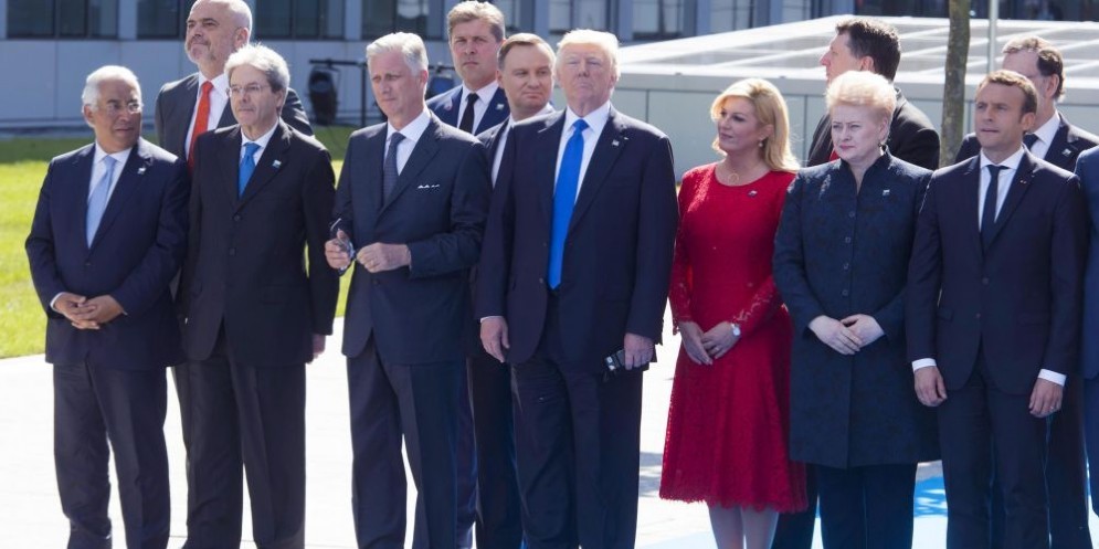 Foto di gruppo tra i leader dell'Alleanza atlantica a Bruxelles