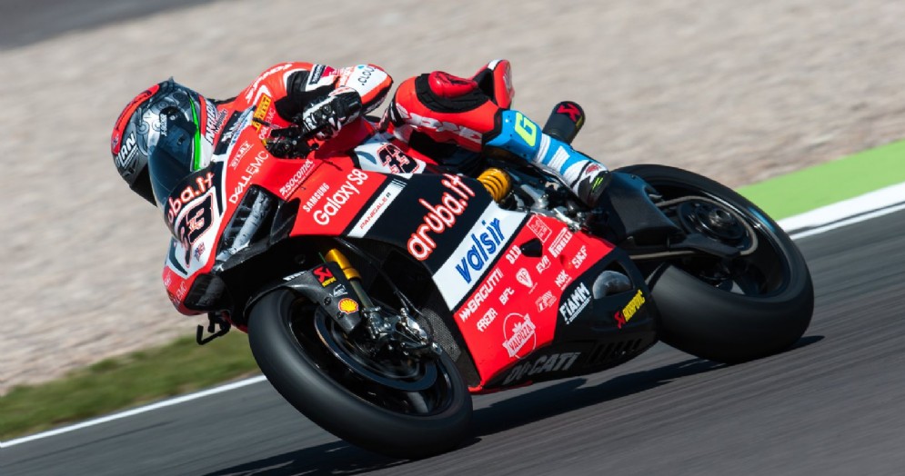 Marco Melandri in azione nelle prove libere a Donington