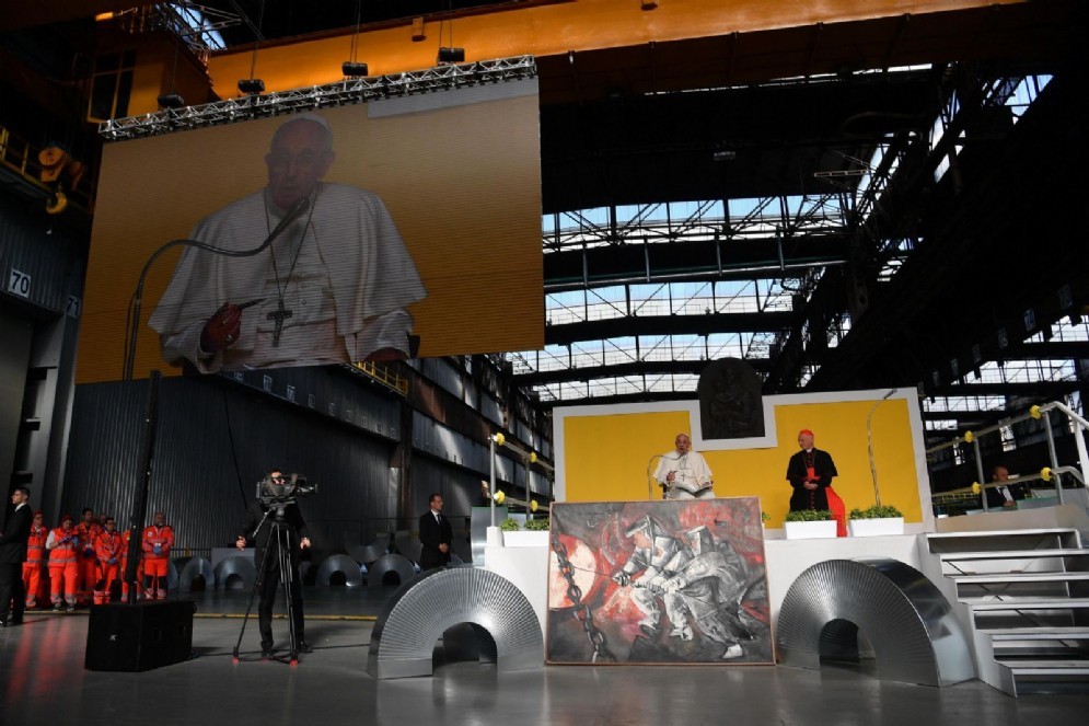Papa Francesco all'Ilva di Cornigliano con l'arcivescovo di Genova card. Angelo Bagnasco davanti a 3500 lavoratori