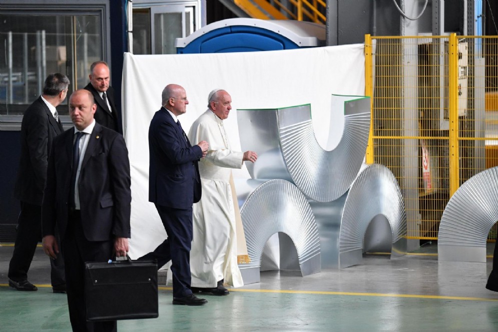 Papa Francesco all'Ilva di Cornigliano con l'arcivescovo di Genova card. Angelo Bagnasco davanti a 3500 lavoratori