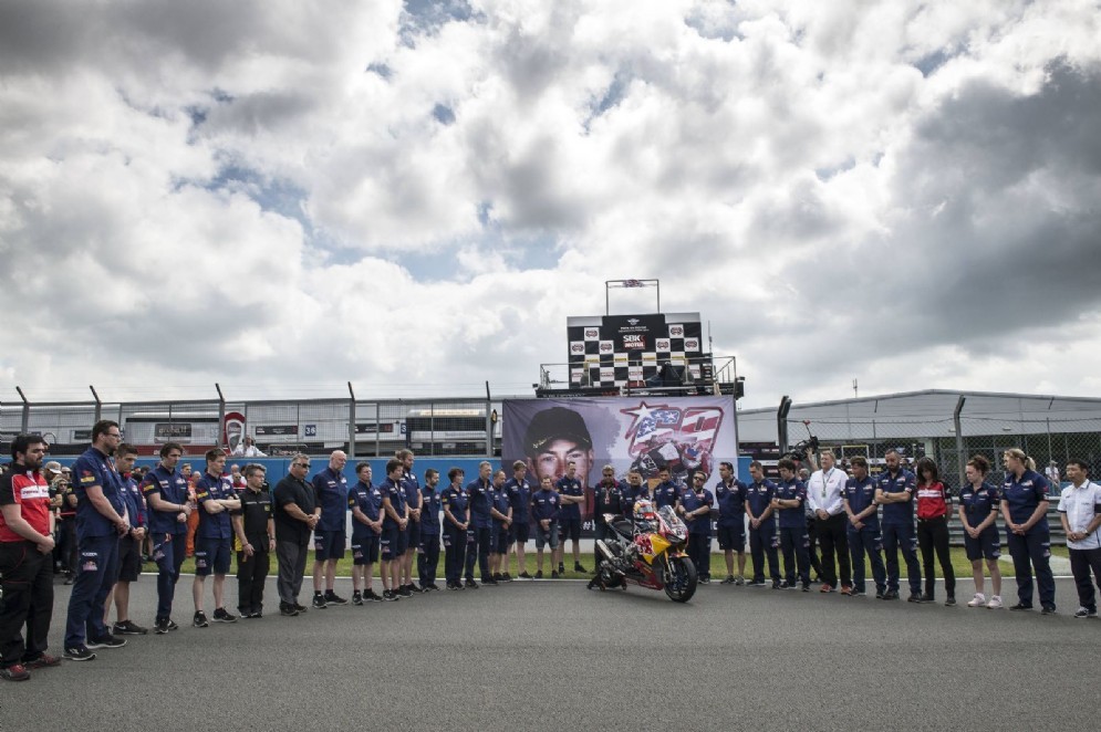 Il minuto di silenzio del Mondiale Superbike sulla griglia di partenza di Donington