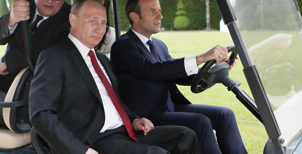Il presidente russo Vladimir Putin con l'omologo francese Emmanuel Macron