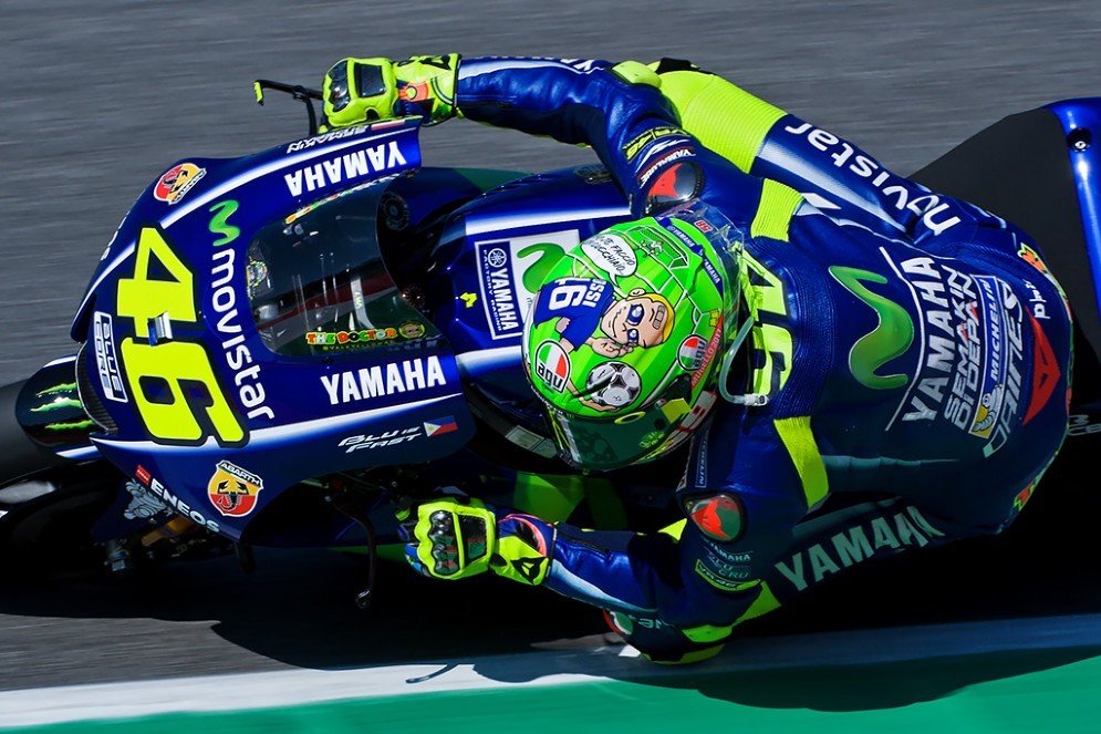 Una vista ravvicinata del Dottore in pista con il casco speciale