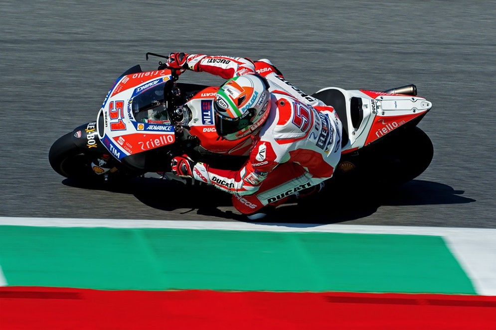 Michele Pirro in sella alla Desmosedici GP17 al sabato