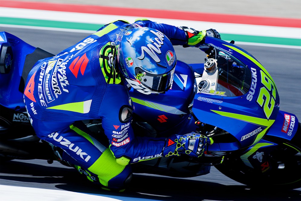 Una vista ravvicinata di Andrea Iannone sulla Suzuki con il casco dedicato a Nicky Hayden