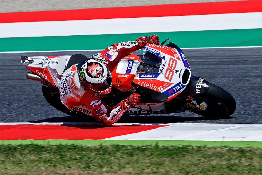 Jorge Lorenzo in sella alla Ducati sulla pista toscana