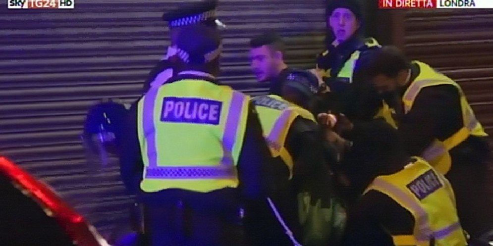 Un fermo immagine di Sky che mostra la polizia londinese mentre blocca un sospetto dopo gli attentati