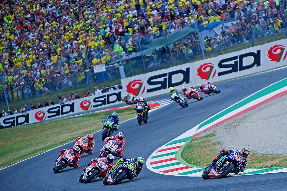 Valentino Rossi insegue Maverick Vinales al primo giro del Mugello