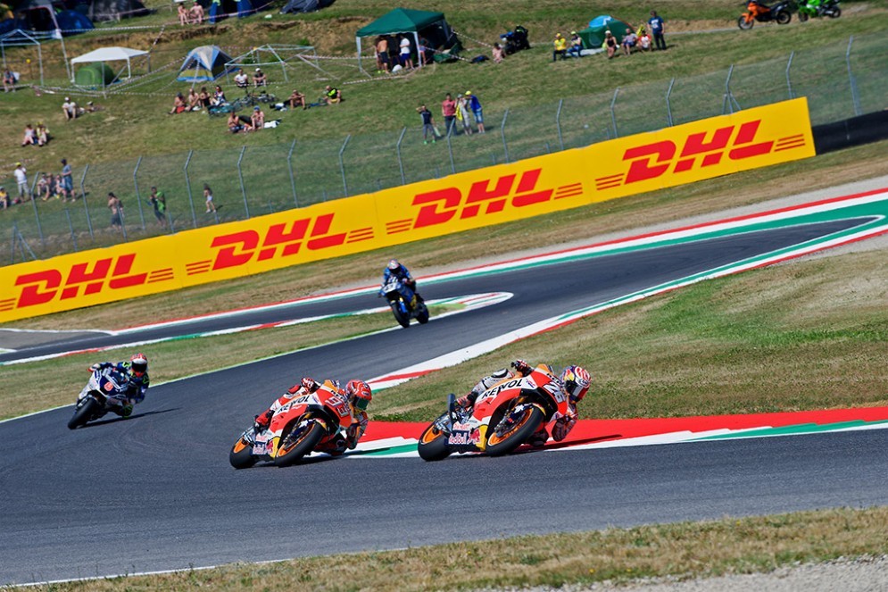 Marc Marquez e Dani Pedrosa in centro al gruppo nei primi giri al Mugello