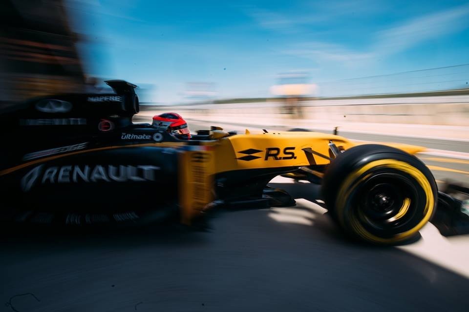 Il pilota polacco esce dai box a bordo della monoposto francese