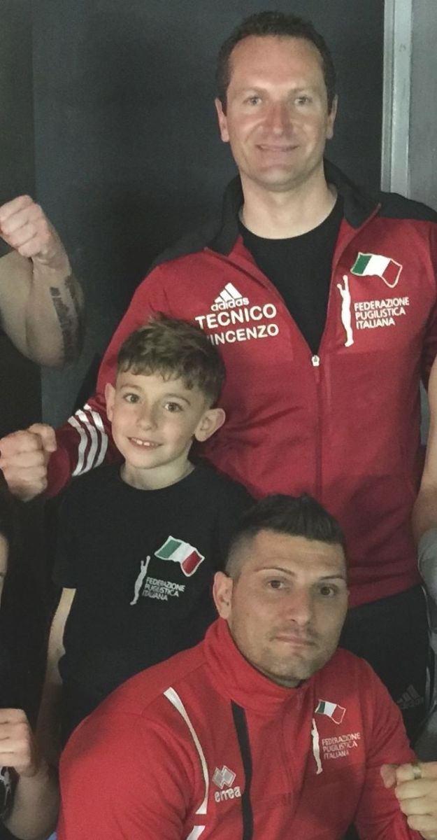 Il piccolo Nicola Fabiano insieme ai suoi istruttori