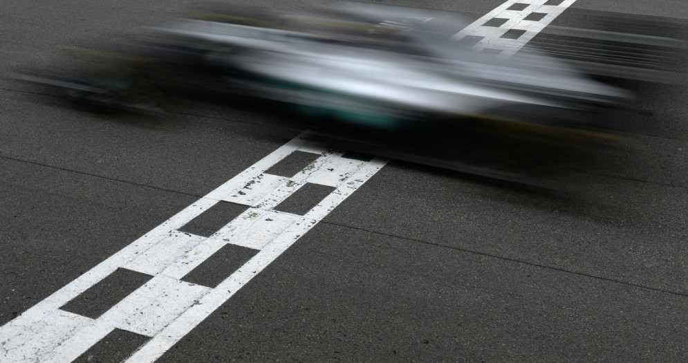 La Mercedes attraversa la linea del traguardo del circuito di Montreal