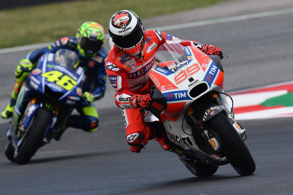 Rossi insegue Jorge Lorenzo durante le prove libere del Gran Premio di Spagna
