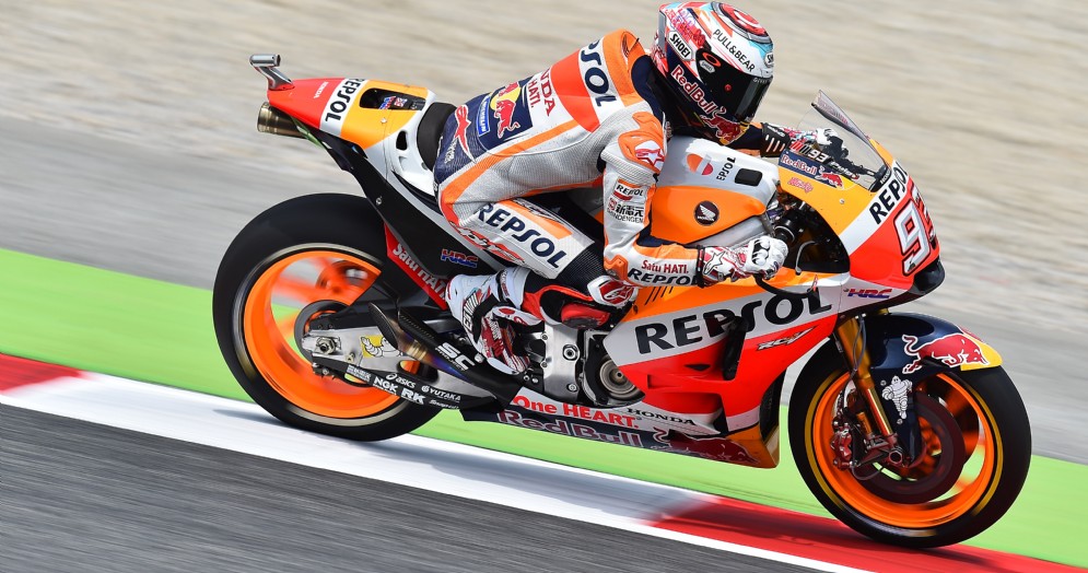 Marc Marquez in azione sulla sua Honda nelle prove libere a Barcellona