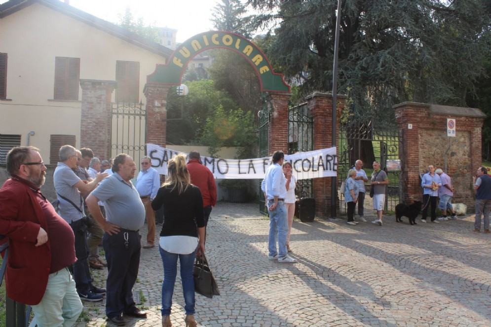 Un momento della protesta di ieri contro i lavori di ristrutturazione