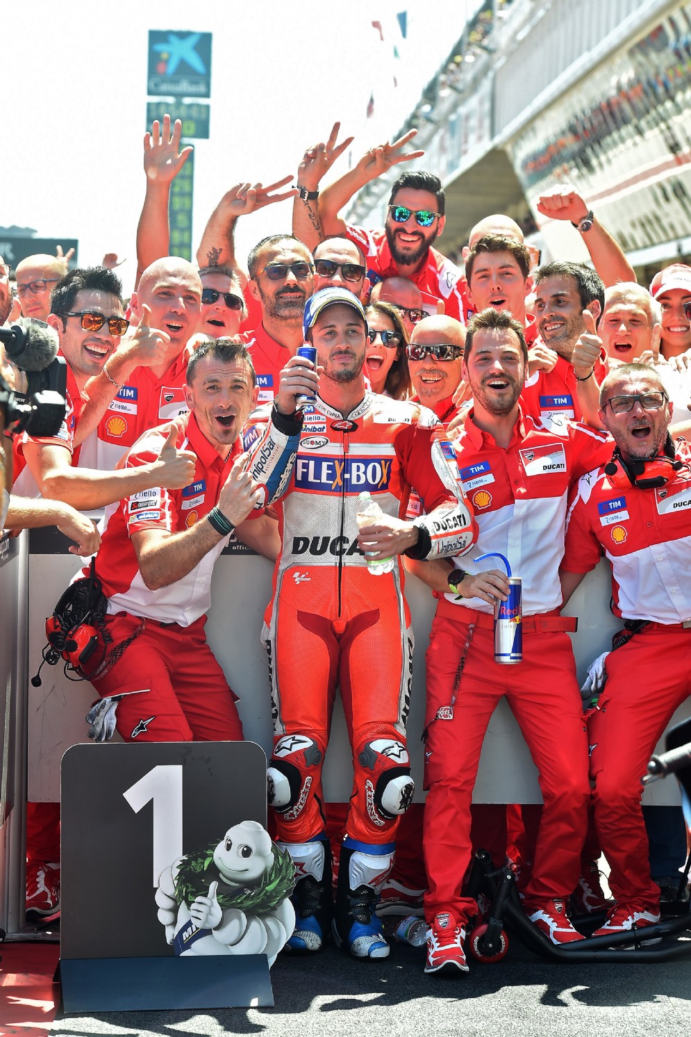 Desmodovi festeggia la vittoria a Barcellona con il team Ducati