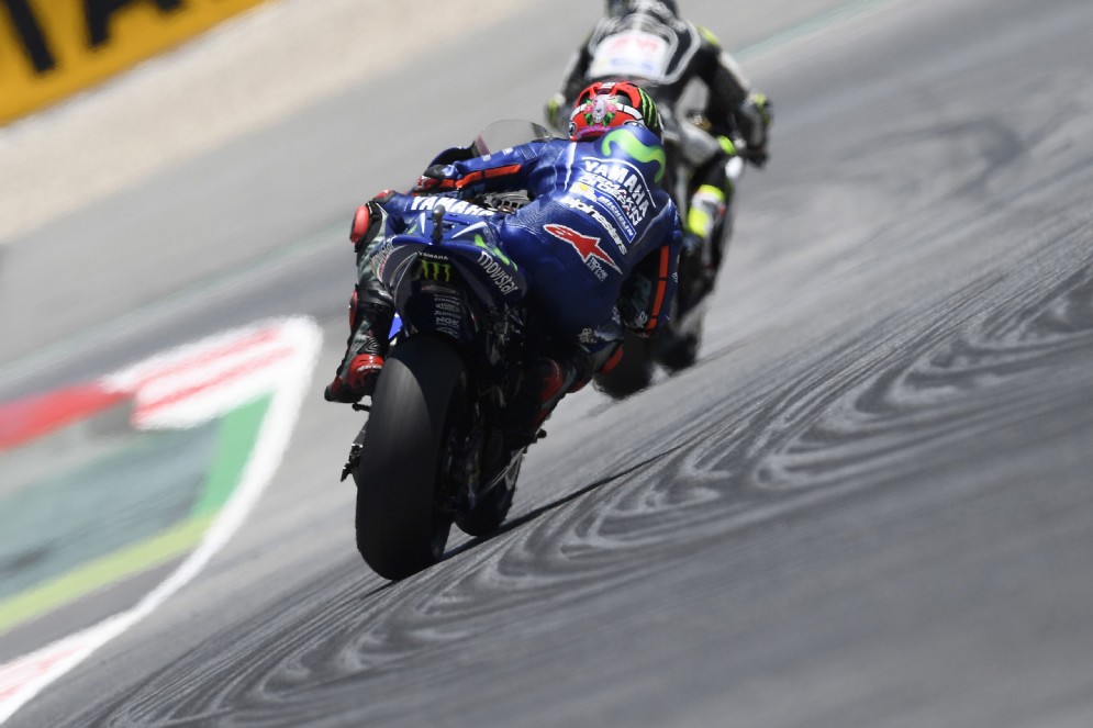 Una visione posteriore di Maverick Vinales scomposto in sella