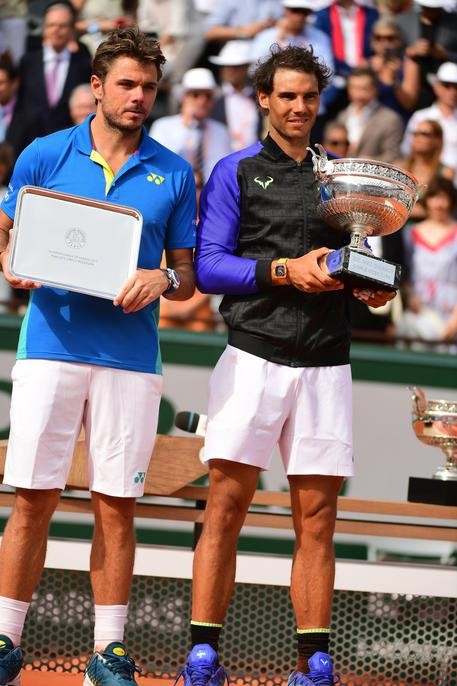 Stanislas Wawrinka e Rafa Nadal durante la premiazione del Roland Garros 2017, vinto dal maiorchino