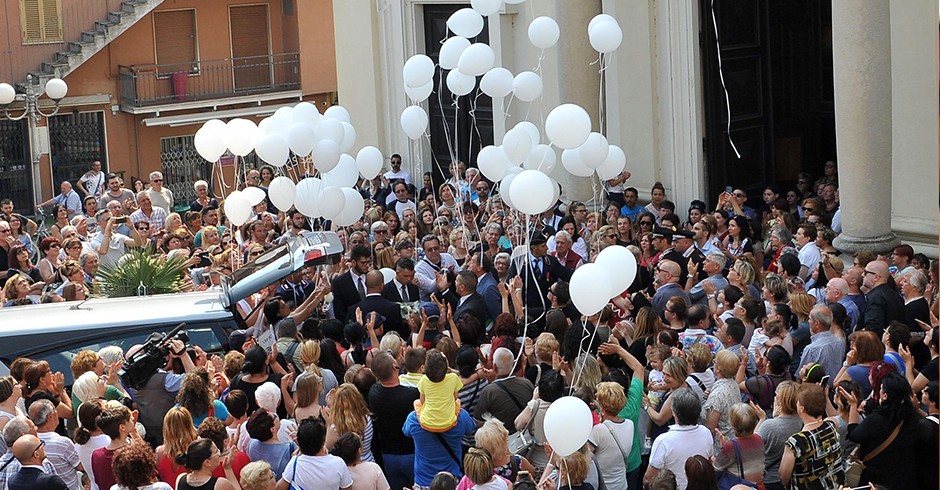 100 palloncini bianchi liberato in aria fuori dalla chiesa