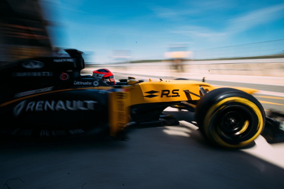 Il pilota polacco esce dai box al volante della Lotus del 2012