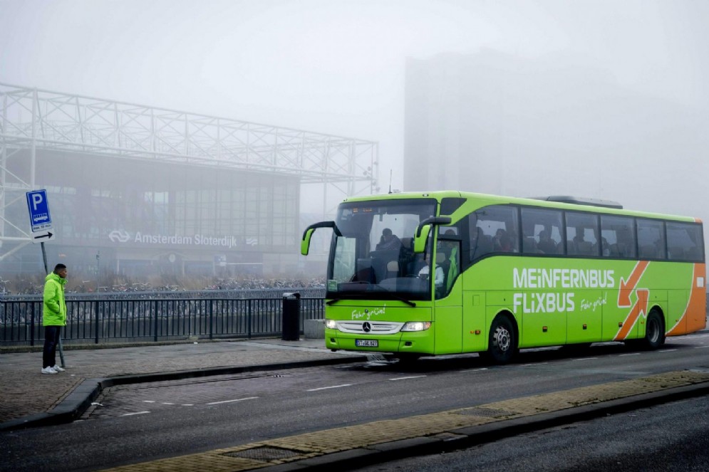 La norma anti-FlixBus  legge, stop ai bus low cost (di nuovo)