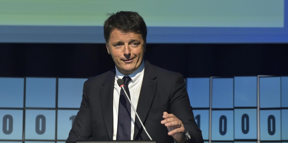 E' stato l'ex premier, Matteo Renzi, ad abolire l'IMU sulla prima casa. Ora l'Ue chiede di reintrodurla per i redditi più alti.
