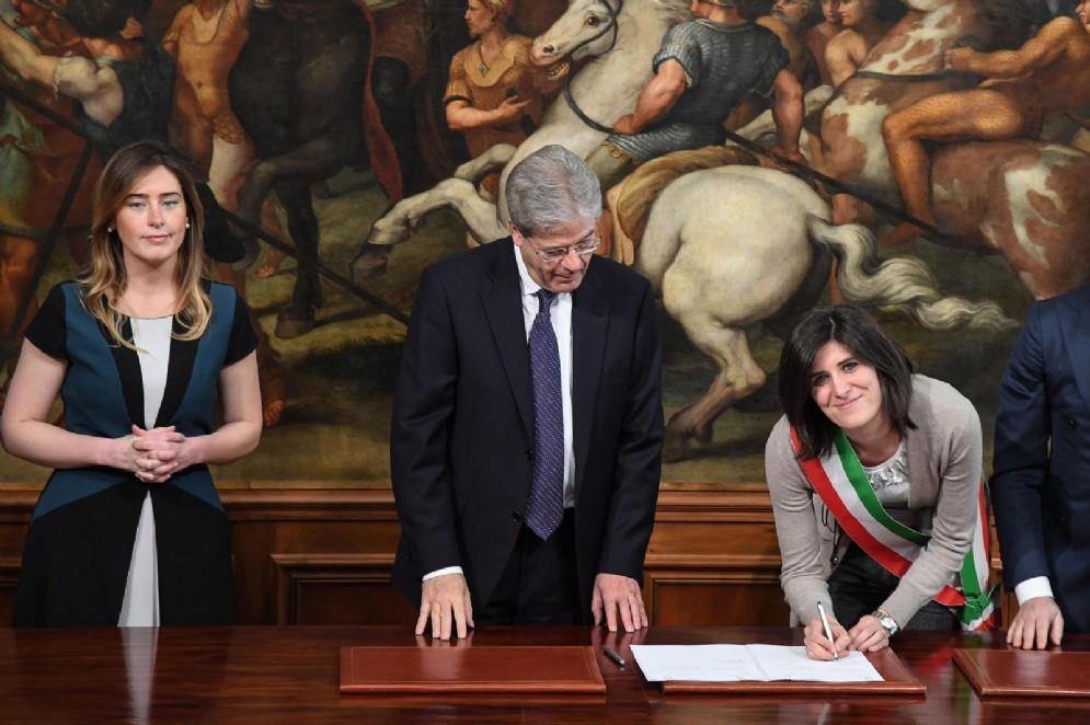 Chiara Appendino firma il bando per le periferie davanti a Paolo Gentiloni