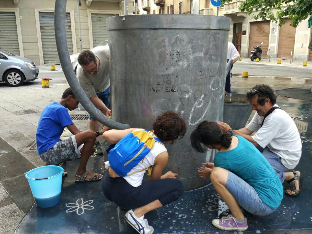 Un'altra immagine dei volontari al lavoro