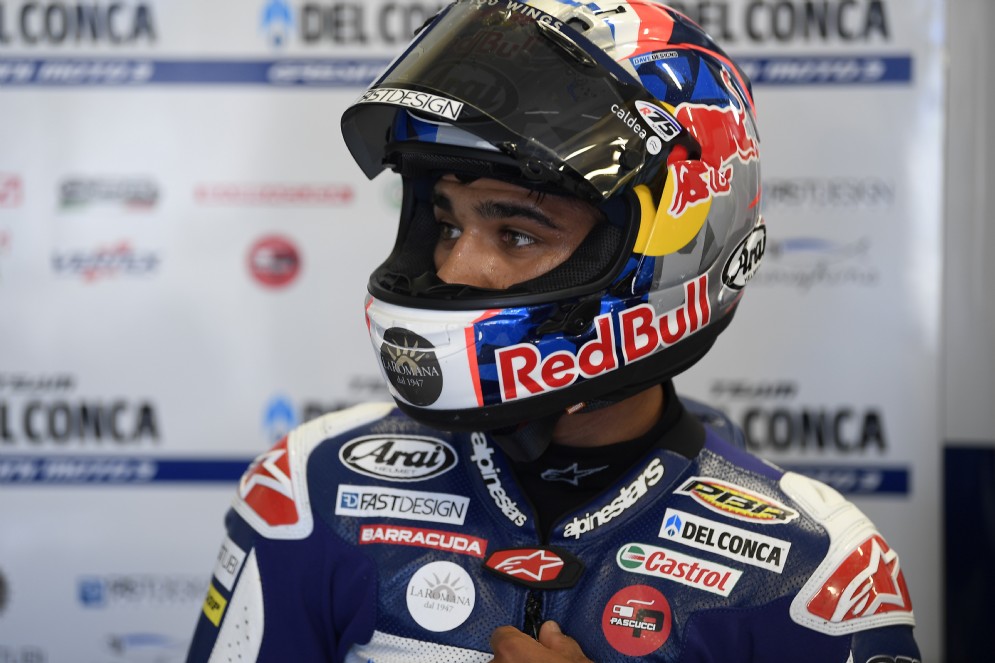 Jorge Martin, il leader della prima giornata del Gran Premio d'Olanda in Moto3, ai box