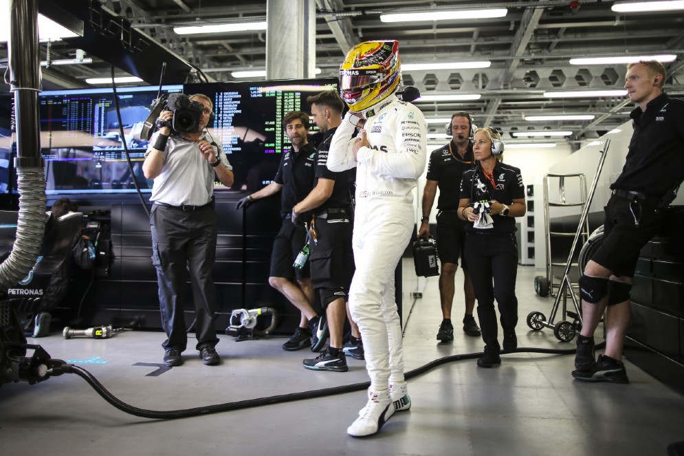 Lewis Hamilton si aggira sconsolato nel suo box in Azerbaigian