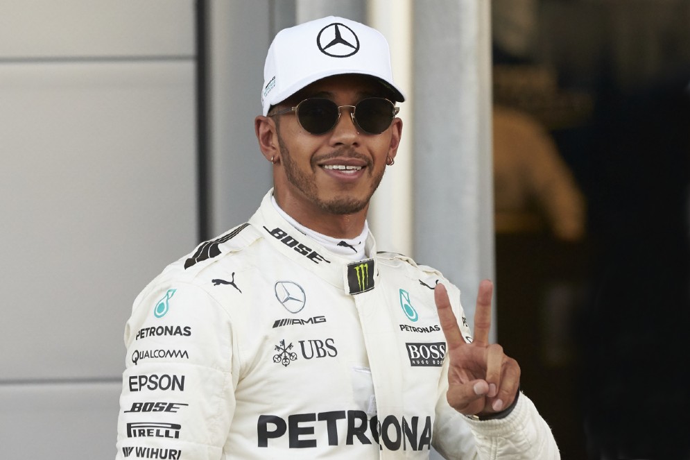 Hamilton esulta per la pole position conquistata a Baku