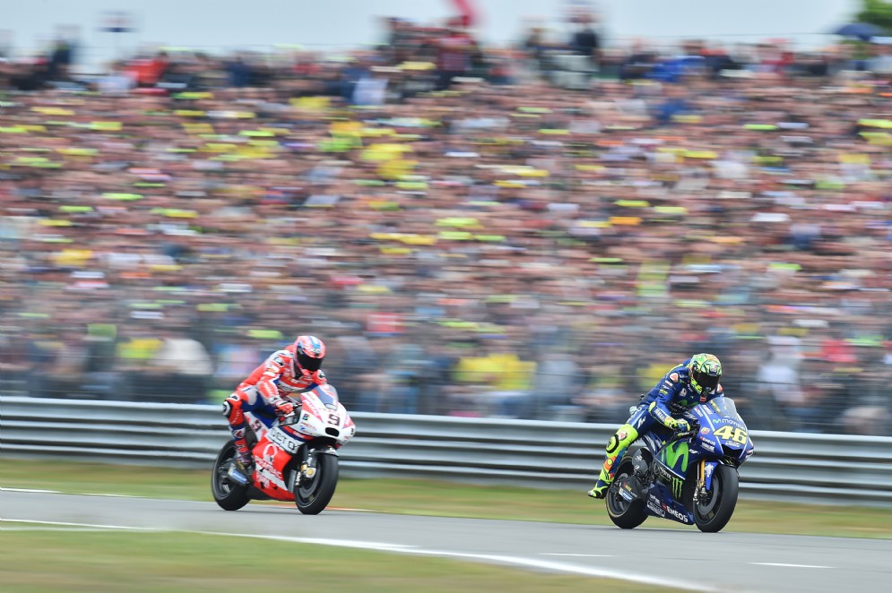 Rossi e Petrucci in lotta diretta negli ultimi giri ad Assen