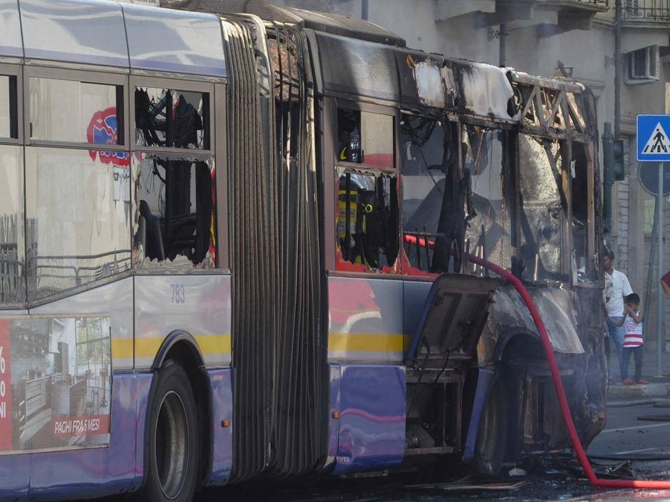 Un particolare dell'autobus bruciato