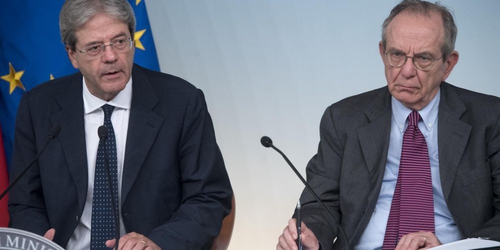 Il premier Paolo Gentiloni e il ministro dell'Economia Pier Carlo Padoan