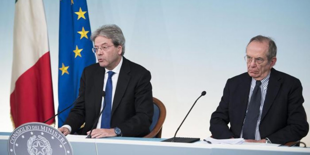 Il Premier Gentiloni con il Ministro dell'Economia, Padoan