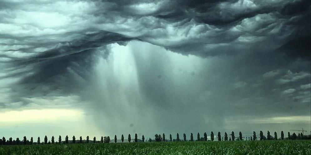 Gigantescocono di pioggia sulle coste venete
