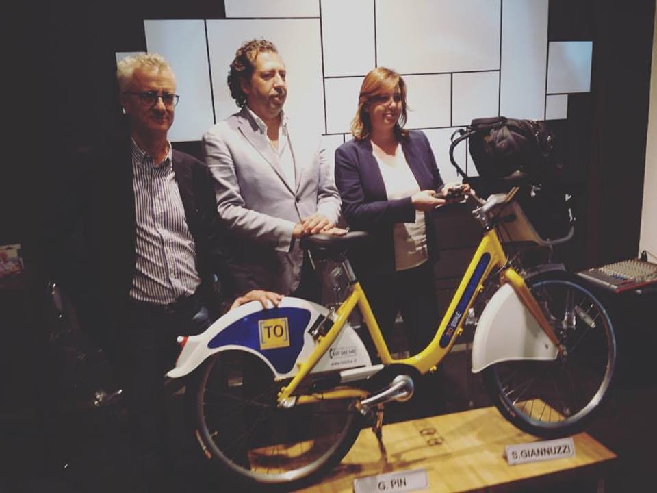 La nuova bici ToBike, presentata dall'ex assessora all'Ambiente Stefania Giannuzzi